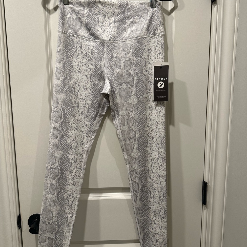 NWT Glyder Gray Snake Pattern Leggings Medium